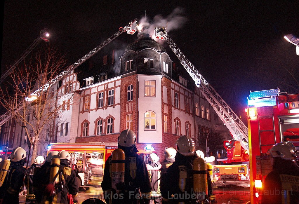 Feuer 3 Dachstuhlbrand Koeln Muelheim Gluecksburgstr P151.JPG